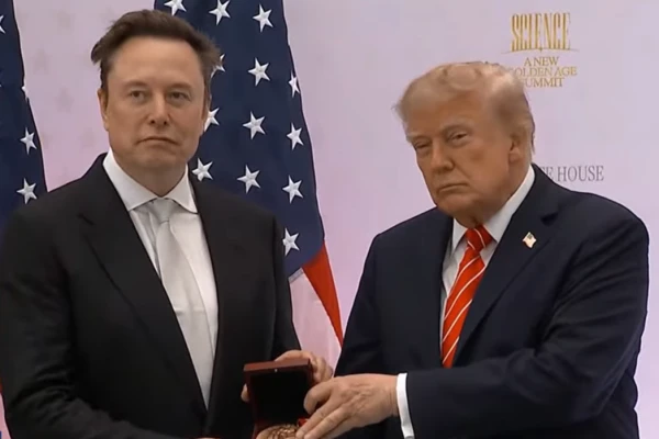 Elon Musk recibe medalla de Donald Trump